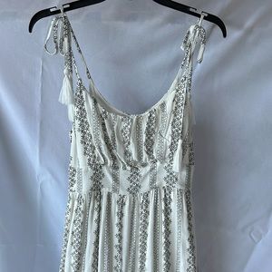 Maxi dress with straps that tie.